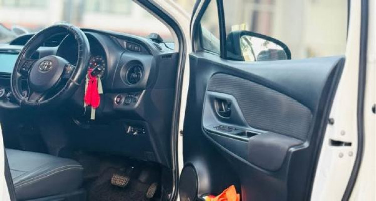TOYOTA VITZ 2017