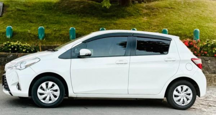TOYOTA VITZ 2017