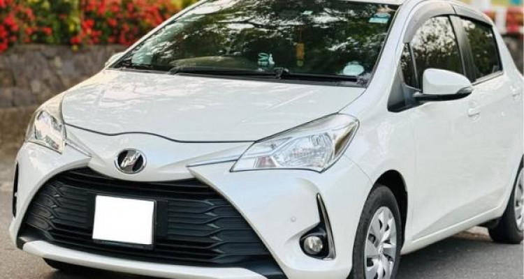 TOYOTA VITZ 2017
