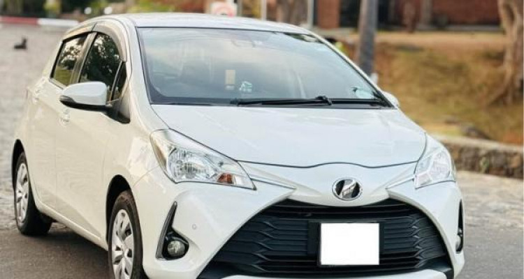 TOYOTA VITZ 2017