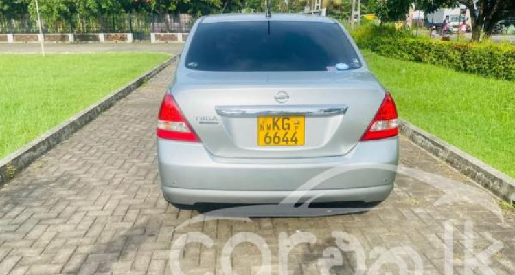 NISSAN TIIDA 2005