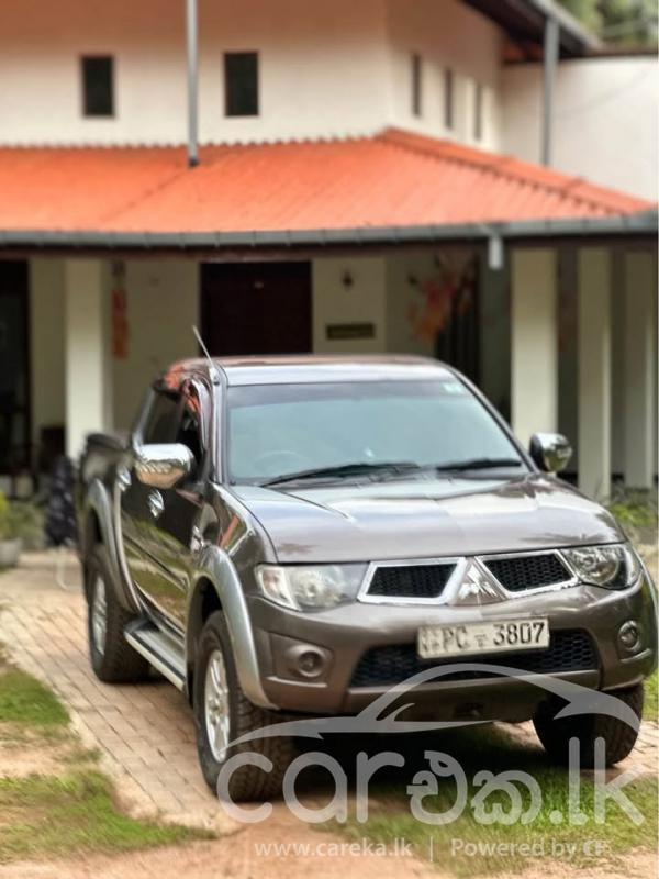MITSUBISHI L200 2011