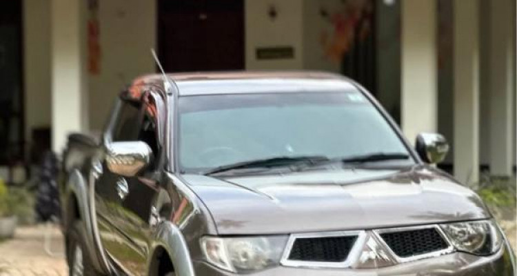 MITSUBISHI L200 2011