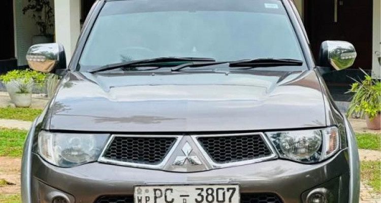 MITSUBISHI L200 2011