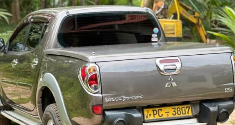 MITSUBISHI L200 2011