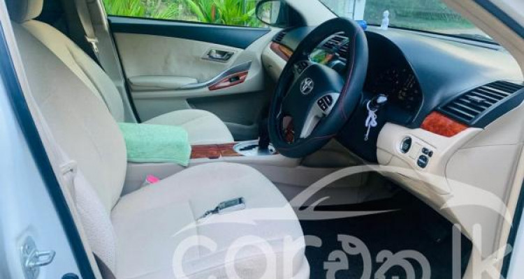 TOYOTA PREMIO 2013