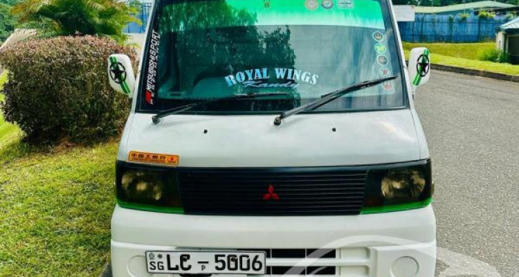MITSUBISHI MINICAB 2006