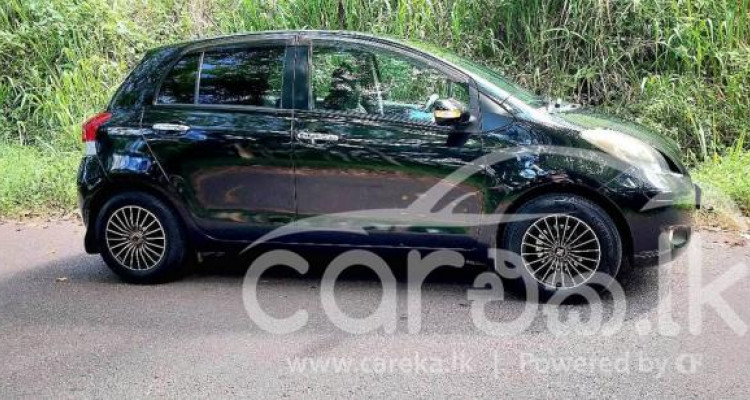 TOYOTA VITZ 2010