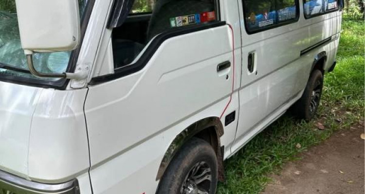 NISSAN CARAVAN 1995