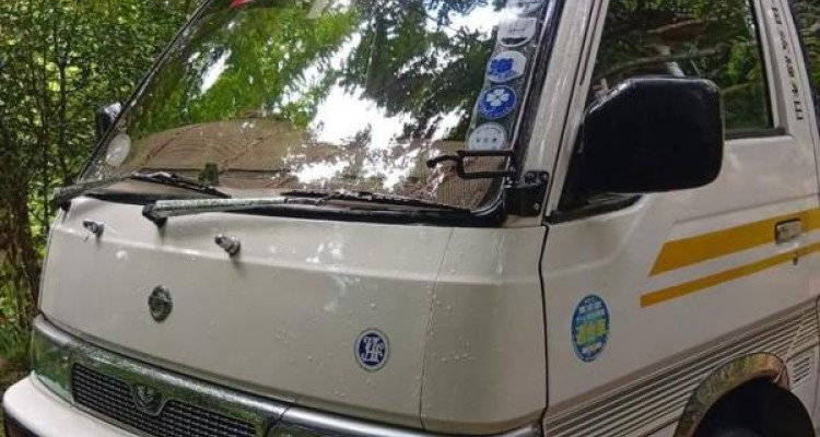NISSAN CARAVAN 1996