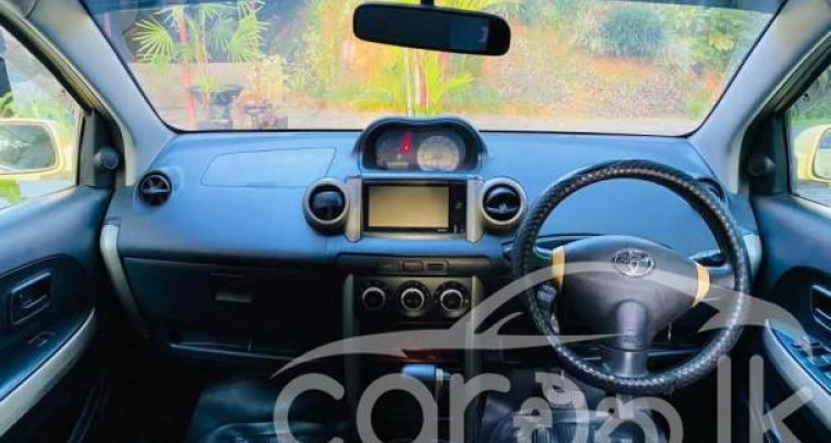 TOYOTA IST 2004