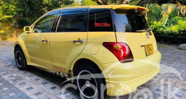 TOYOTA IST 2004