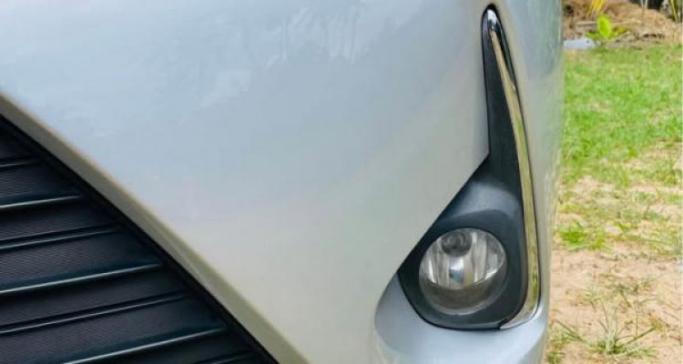 TOYOTA VITZ 2017