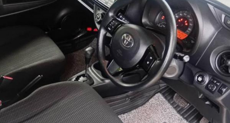 TOYOTA VITZ 2017