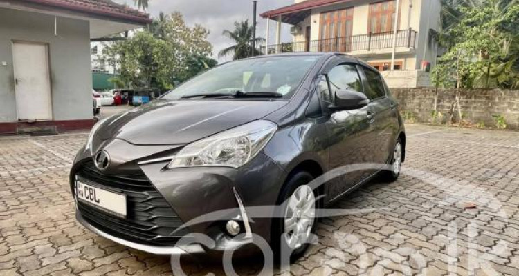 TOYOTA VITZ 2017