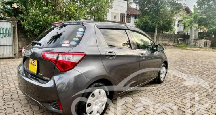 TOYOTA VITZ 2017