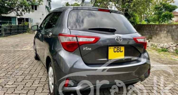 TOYOTA VITZ 2017
