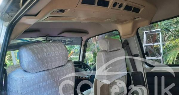 NISSAN CARAVAN 2001