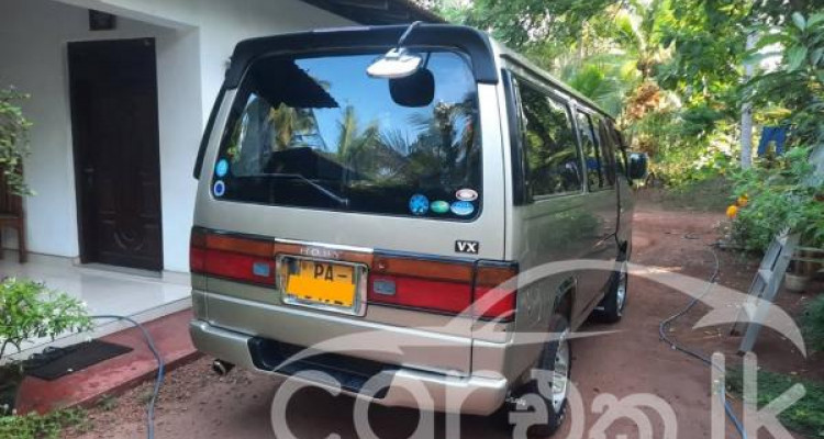 NISSAN CARAVAN 2001