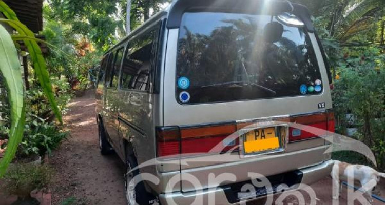 NISSAN CARAVAN 2001