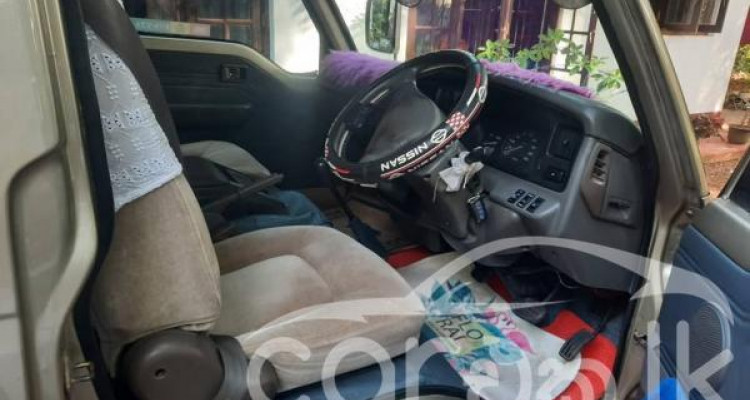 NISSAN CARAVAN 2001