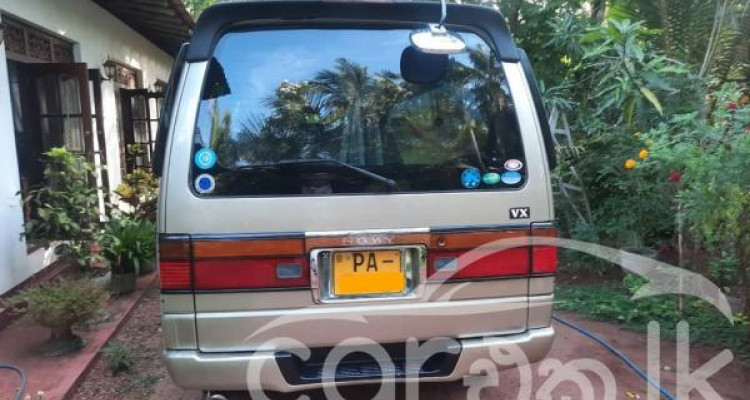 NISSAN CARAVAN 2001