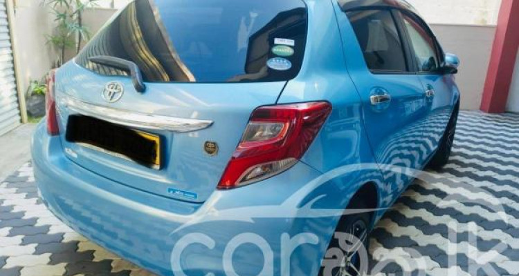 TOYOTA VITZ 2016