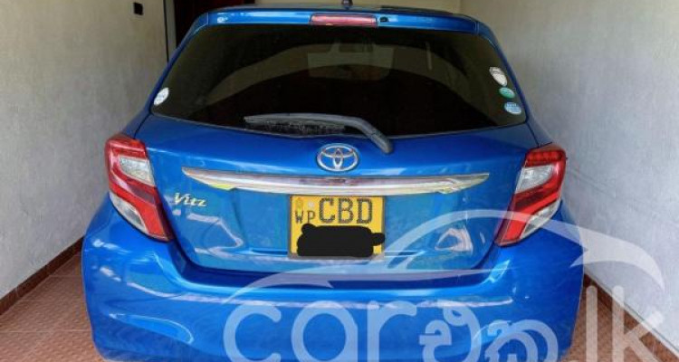 TOYOTA VITZ 2015