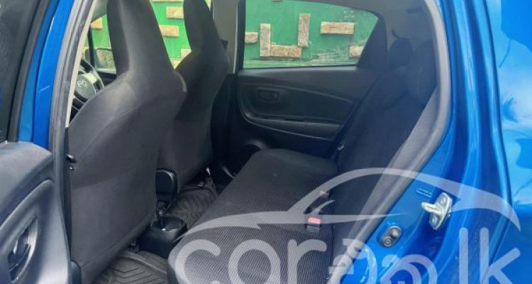 TOYOTA VITZ 2015