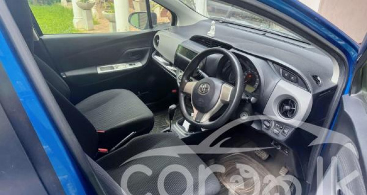 TOYOTA VITZ 2015