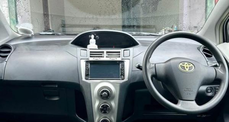TOYOTA VITZ 2005