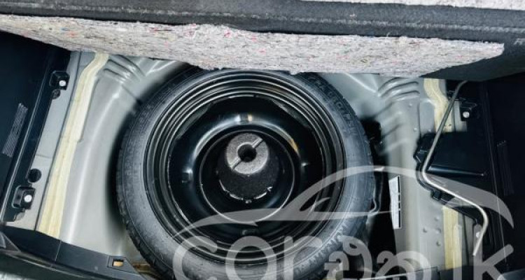 TOYOTA VITZ 2015