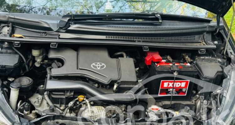 TOYOTA VITZ 2015