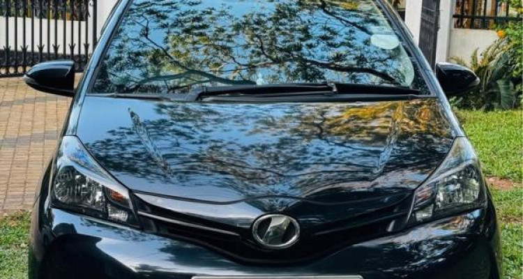 TOYOTA VITZ 2015