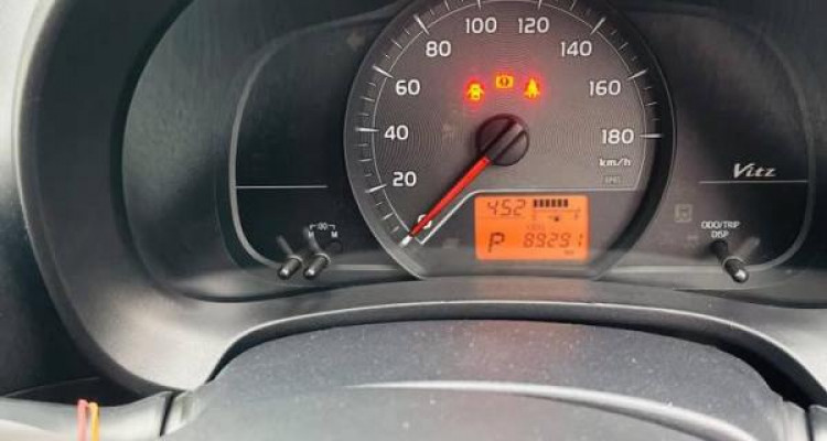 TOYOTA VITZ 2012