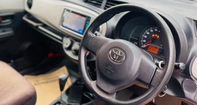 TOYOTA VITZ 2012