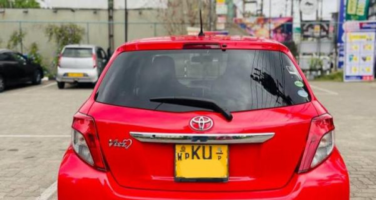 TOYOTA VITZ 2012