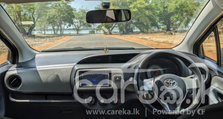 TOYOTA VITZ 2015