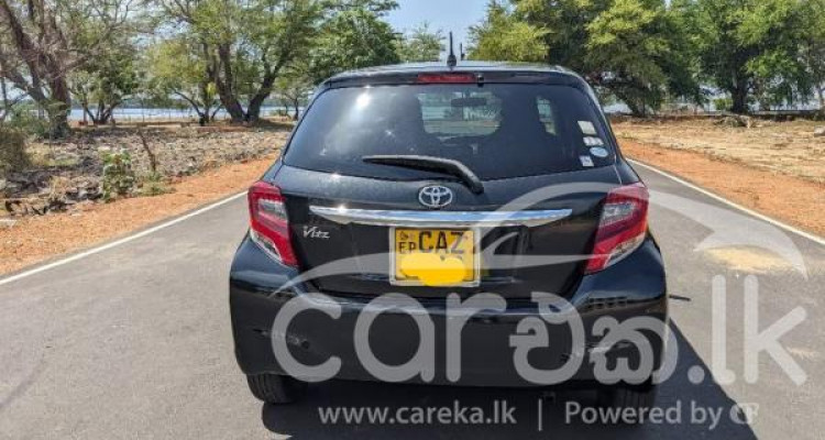 TOYOTA VITZ 2015