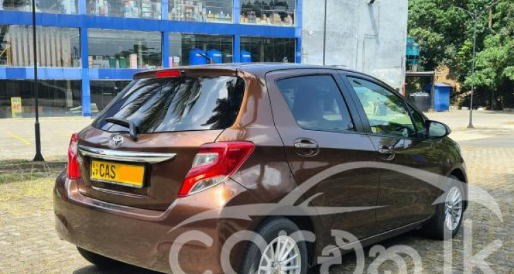 TOYOTA VITZ 2015