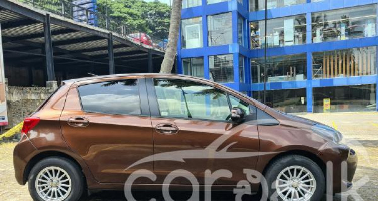 TOYOTA VITZ 2015
