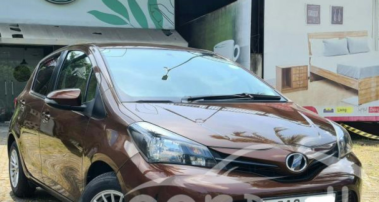 TOYOTA VITZ 2015