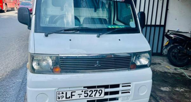 MITSUBISHI MINICAB 2003