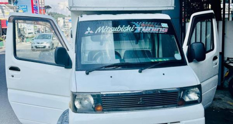 MITSUBISHI MINICAB 2003