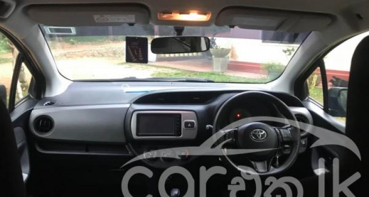 TOYOTA VITZ 2015