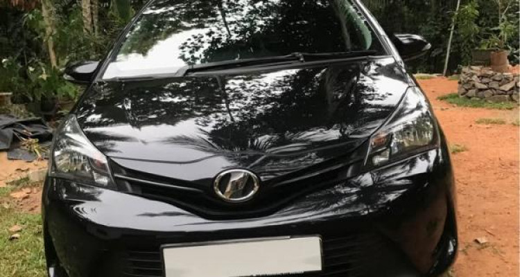 TOYOTA VITZ 2015