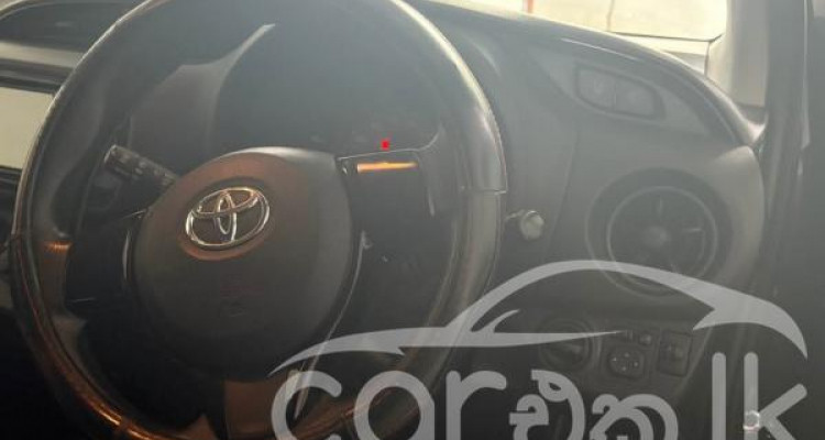 TOYOTA VITZ 2015