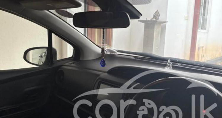 TOYOTA VITZ 2015