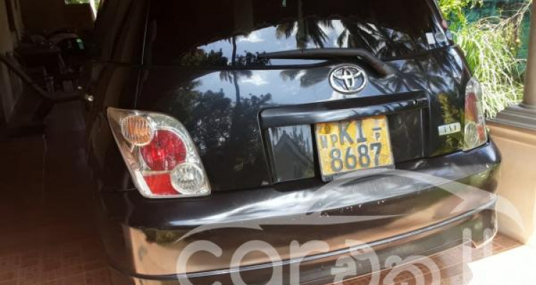 TOYOTA IST 2004