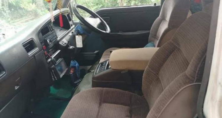NISSAN CARAVAN 1995